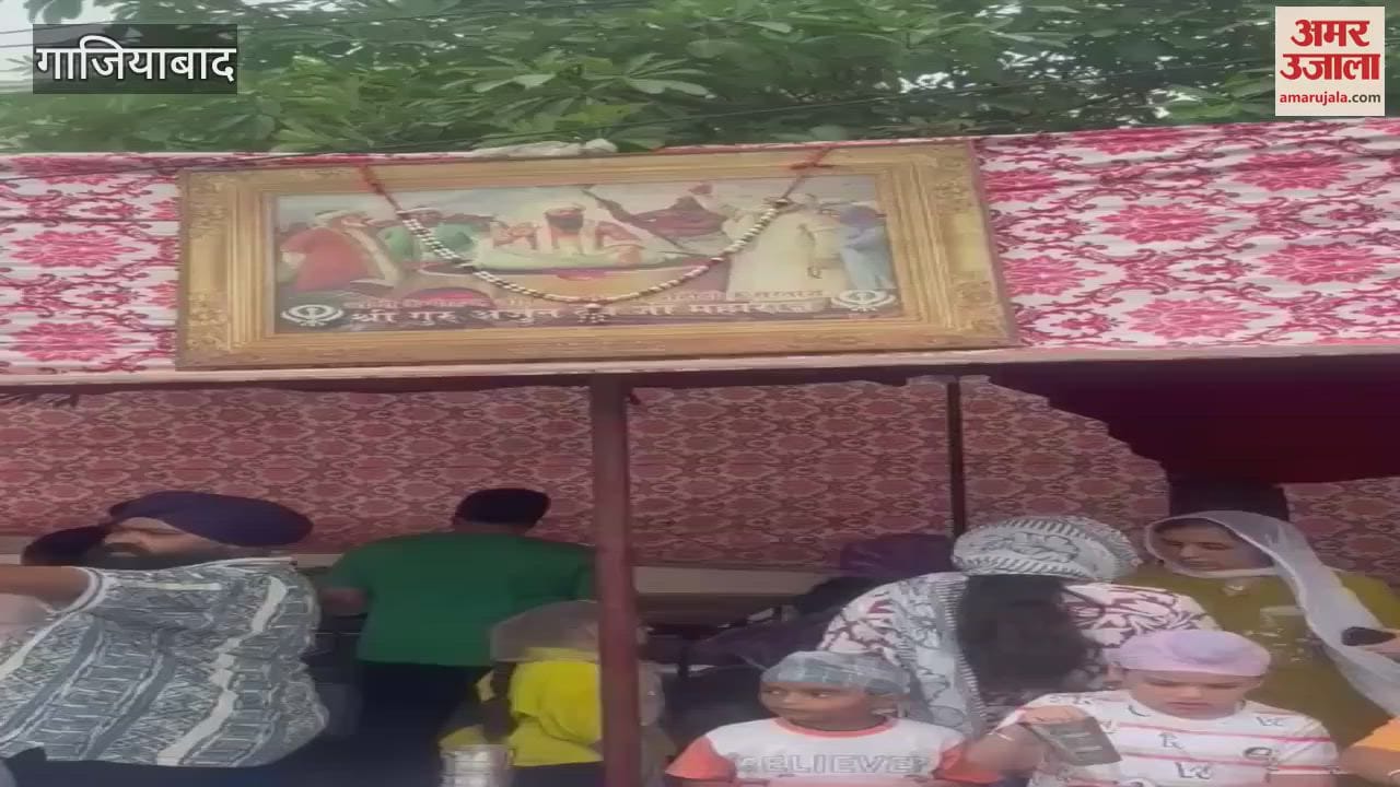 Sharbat and sweet water was distributed by congregation on Kavinagar main road