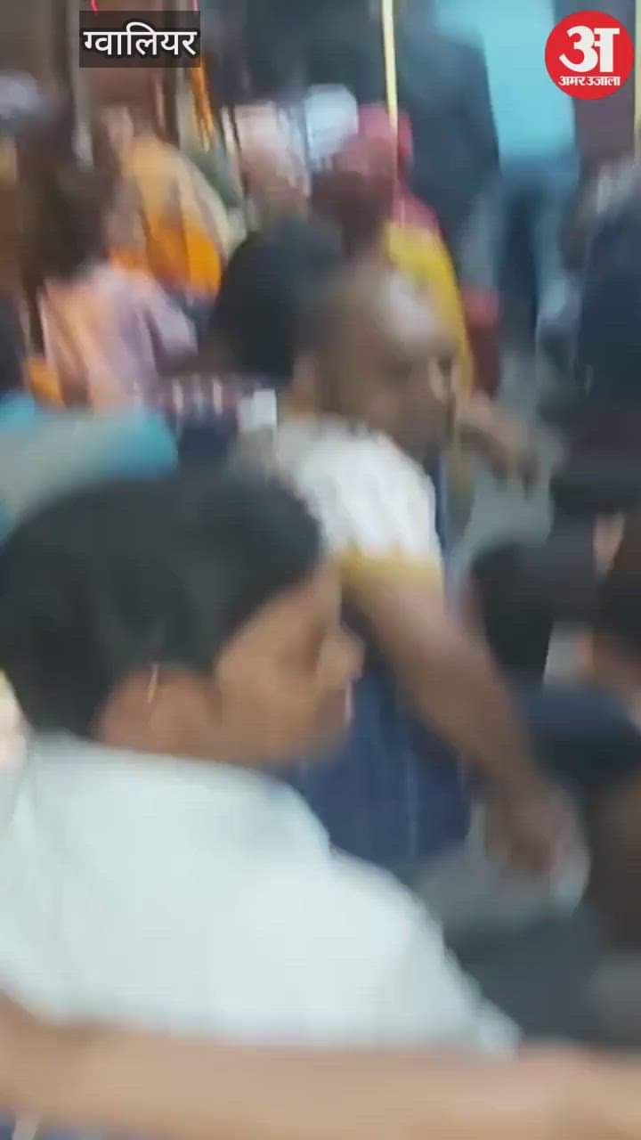 The baraatis, angry with the power cut, reached the energy minister's bungalow late at night in a bus