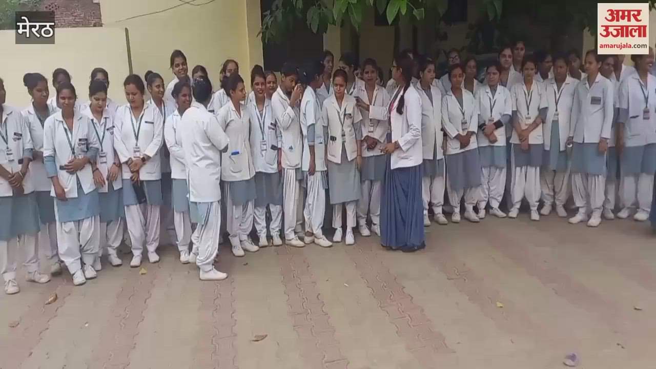 Meerut: Girl students visited Kankarkheda police station
