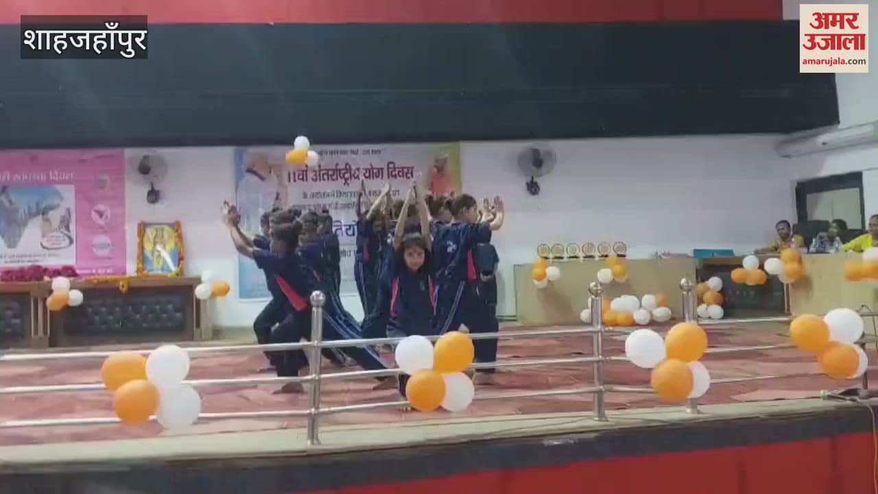 Kasturba School students showed their talent in yoga in Shahjahanpur
