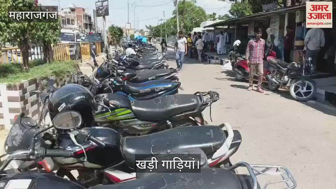 Vehicles occupy the service lane, causing traffic jams
