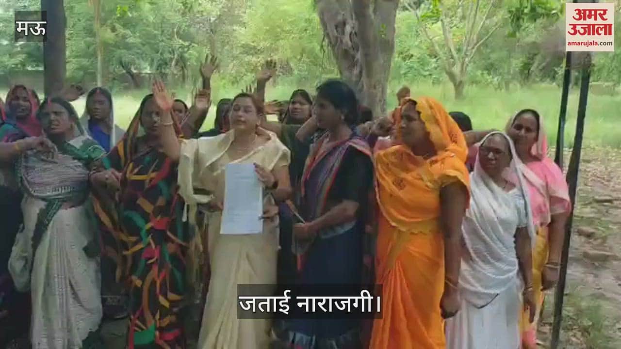Women protested to close the toddy shop