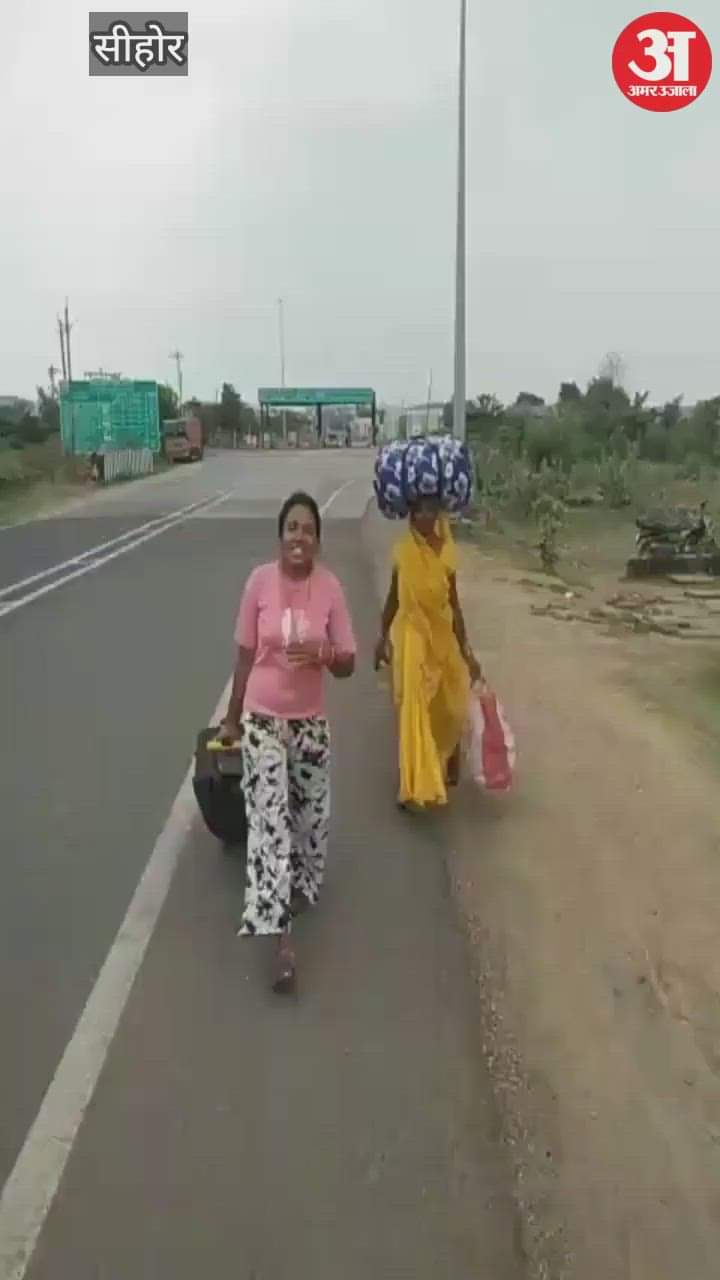 MP NEWS: Aunt and niece reached Kubereshwar Dham after walking 1100 km, Pandit Mishra honored them