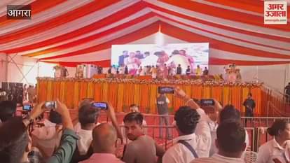 Vice President Jagdeep Dhankhar and Chief Minister Yogi arrived on stage and were welcomed