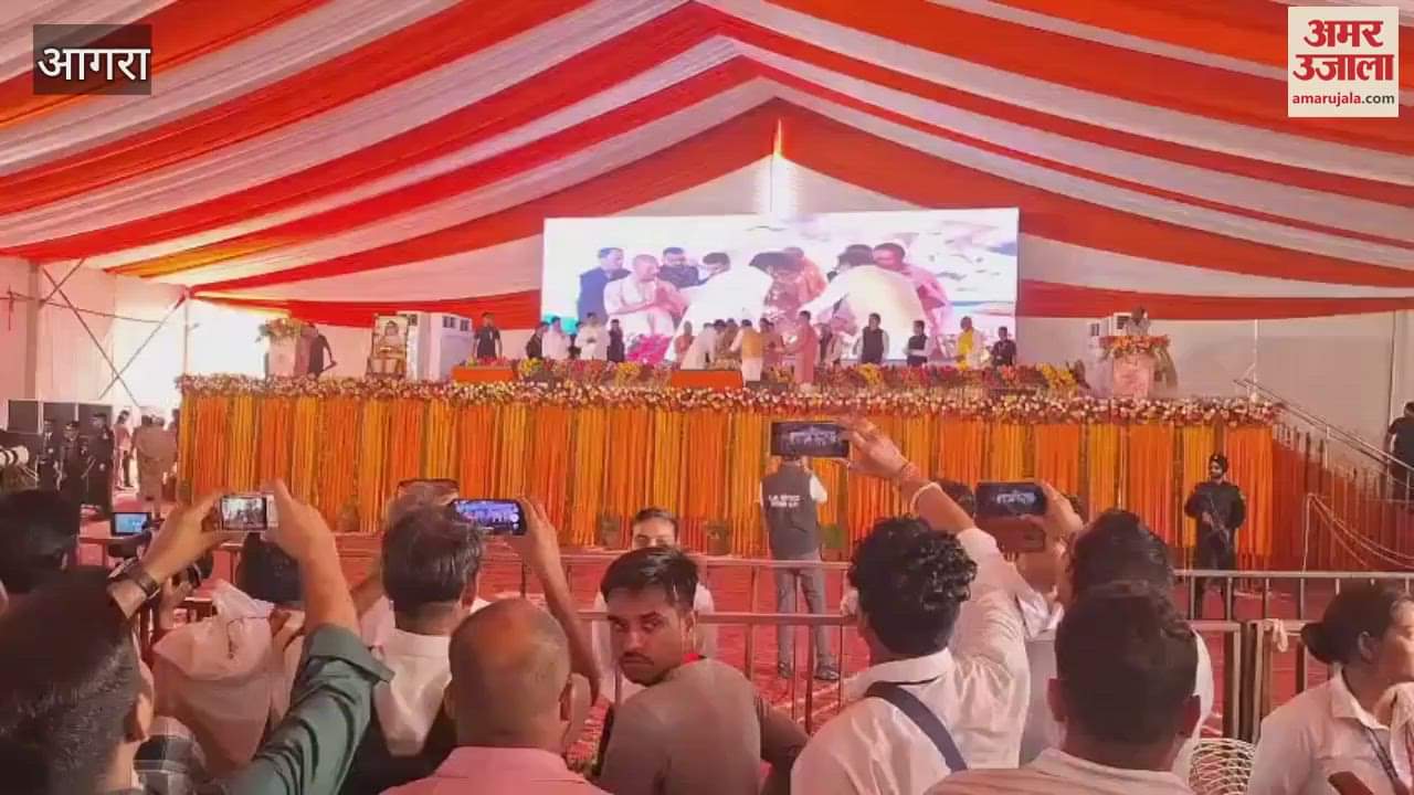 Vice President Jagdeep Dhankhar and Chief Minister Yogi arrived on stage and were welcomed