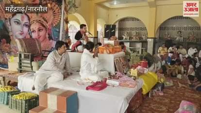 Sri Krishna Janmotsav was celebrated on the fourth day of Shrimad Bhagwat Katha being held in Baghot in Mahendragarh