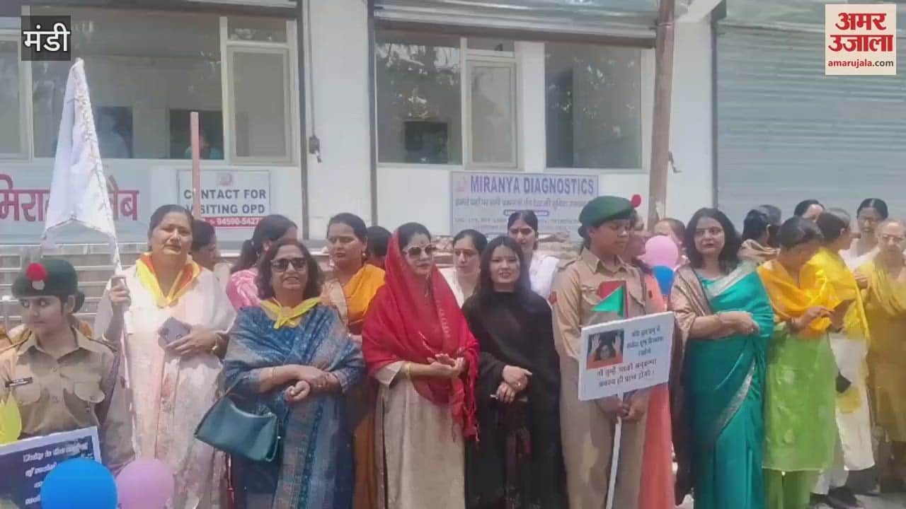 Mandi Shower of flowers on Sri Sathya Sai Baba Prem Pravahini Divya Rath huge crowd gathered for darshan