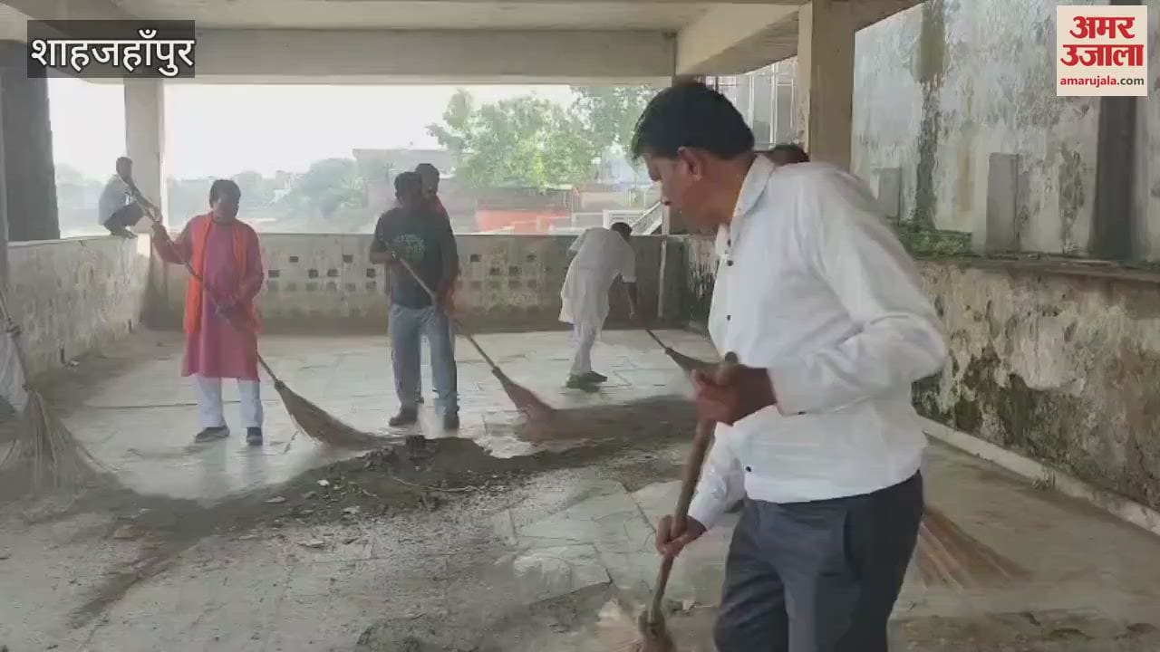 Message of cleanliness given by running cleanliness drive at Garra Ghat in Shahjahanpur