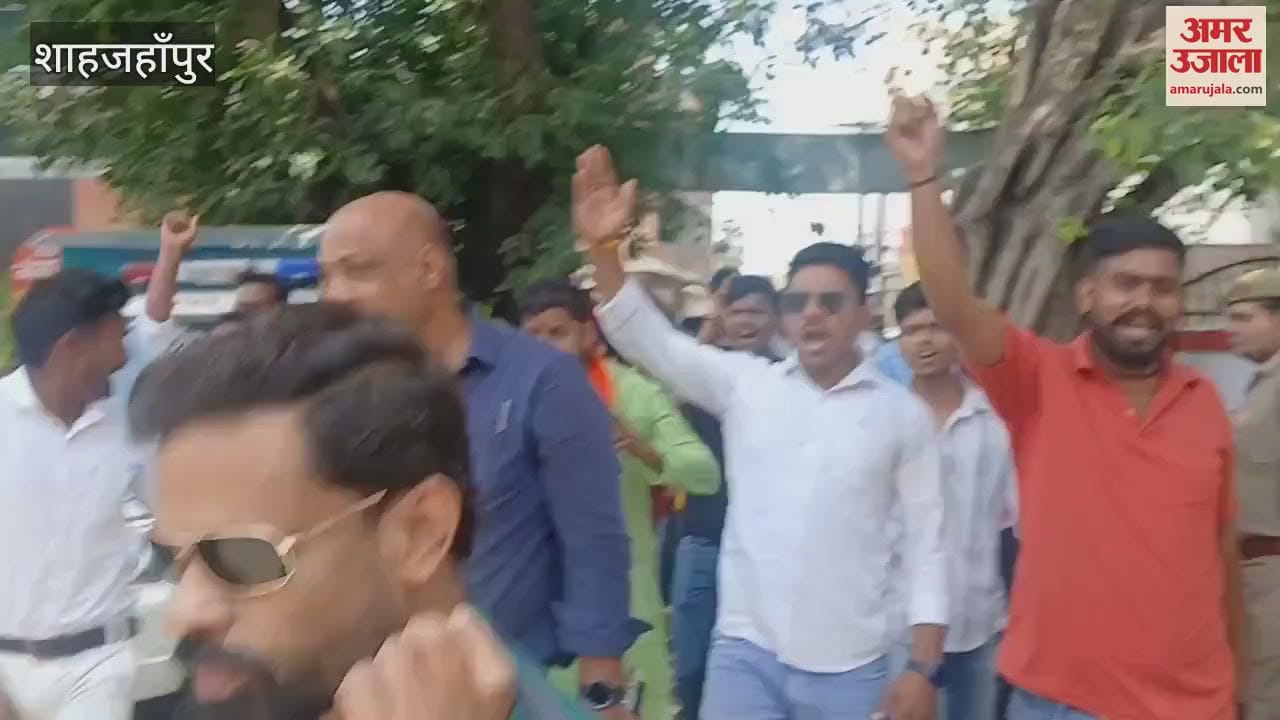 Protest against Tilhar inspector in Shahjahanpur