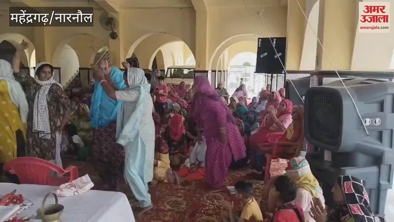 Devotees danced to the hymns during the Shrimad Bhagwat Katha in Mahendragarh