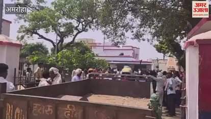 car ran over a clinic operator who was riding a bike, villagers angry with his death staged a sit-in protest at the police station