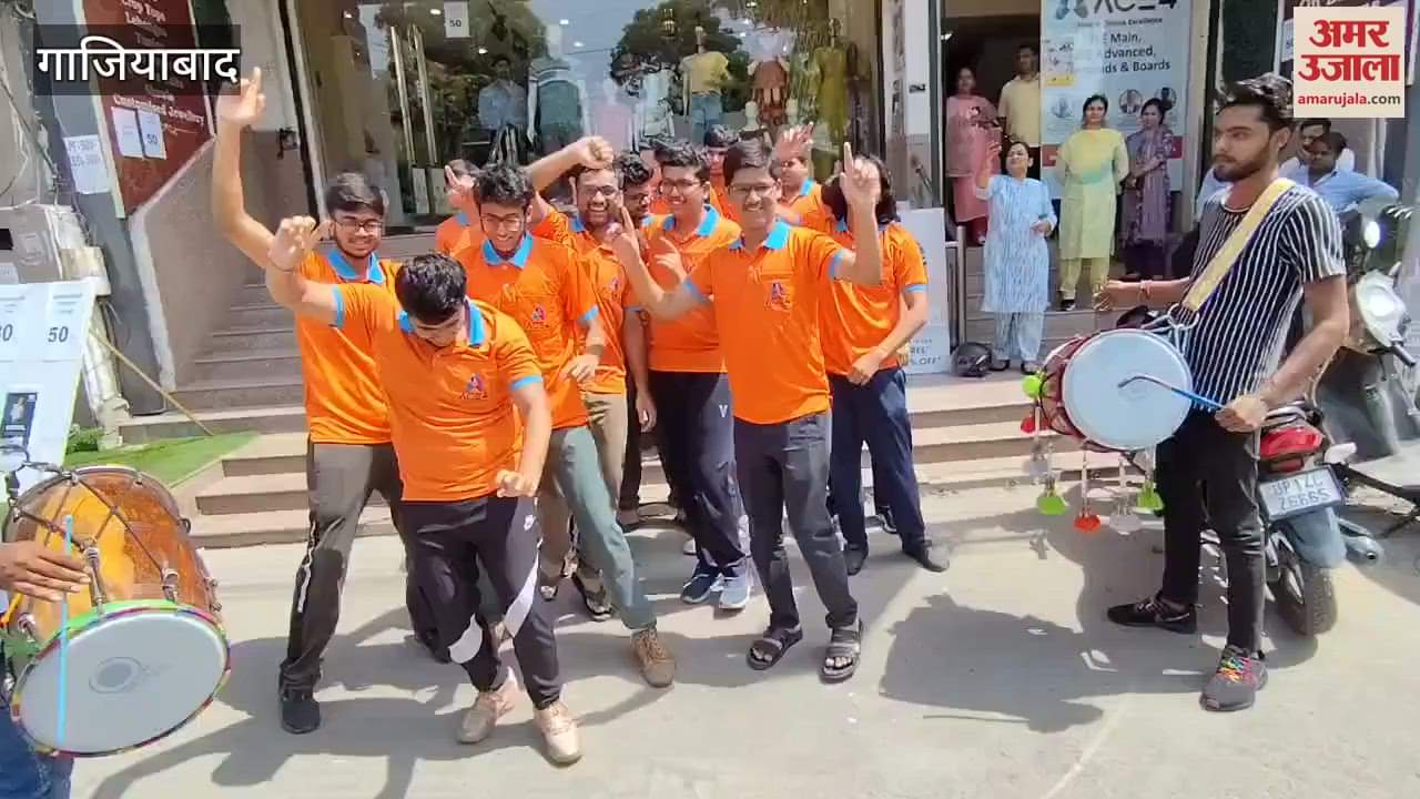 Students who passed the JEE Mains exam were seen rejoicing