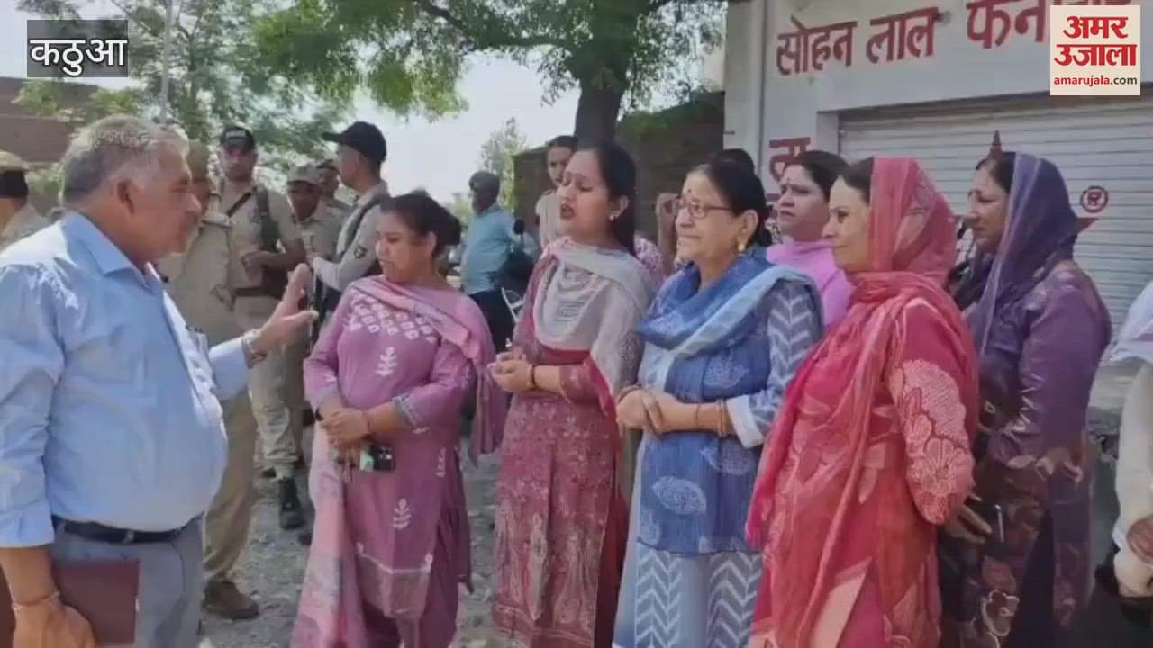 The broken road from Kidiya to Sundar Chak became a problem for the people, the villagers protested