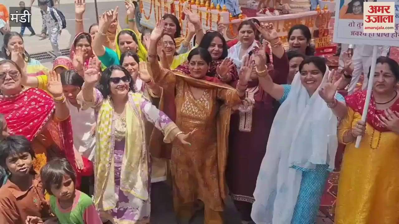 Mandi Devotees got emotional on the farewell of Sai's Charan Padukas in the divine chariot in Jogindernagar women bid farewell with dancing