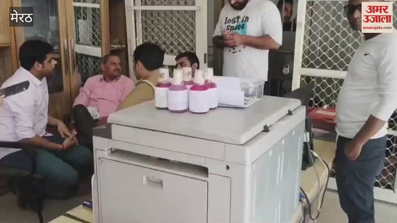 Anti-corruption team caught a law officer red-handed taking a bribe of 20,000 rupees in TP Nagar, Meerut