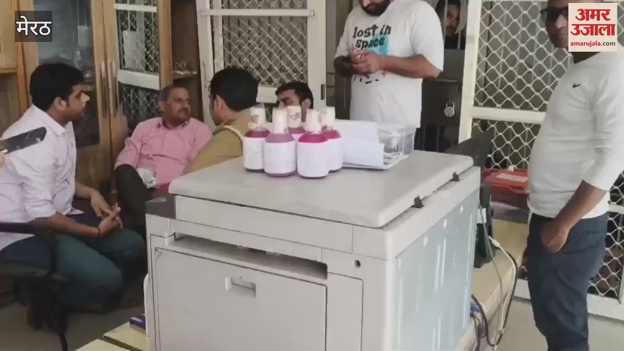Anti-corruption team caught a law officer red-handed taking a bribe of 20,000 rupees in TP Nagar, Meerut