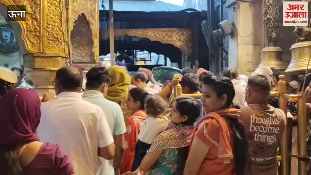 Una The enthusiasm of summer holidays in Chintapurni there is a huge crowd of devotees in the temple