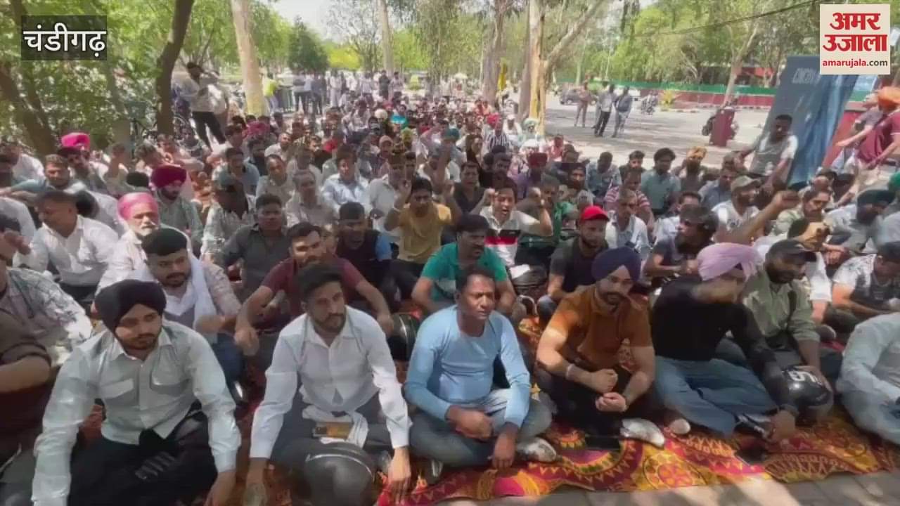 Tubewell operators protest outside the corporation office in Chandigarh Sector 17