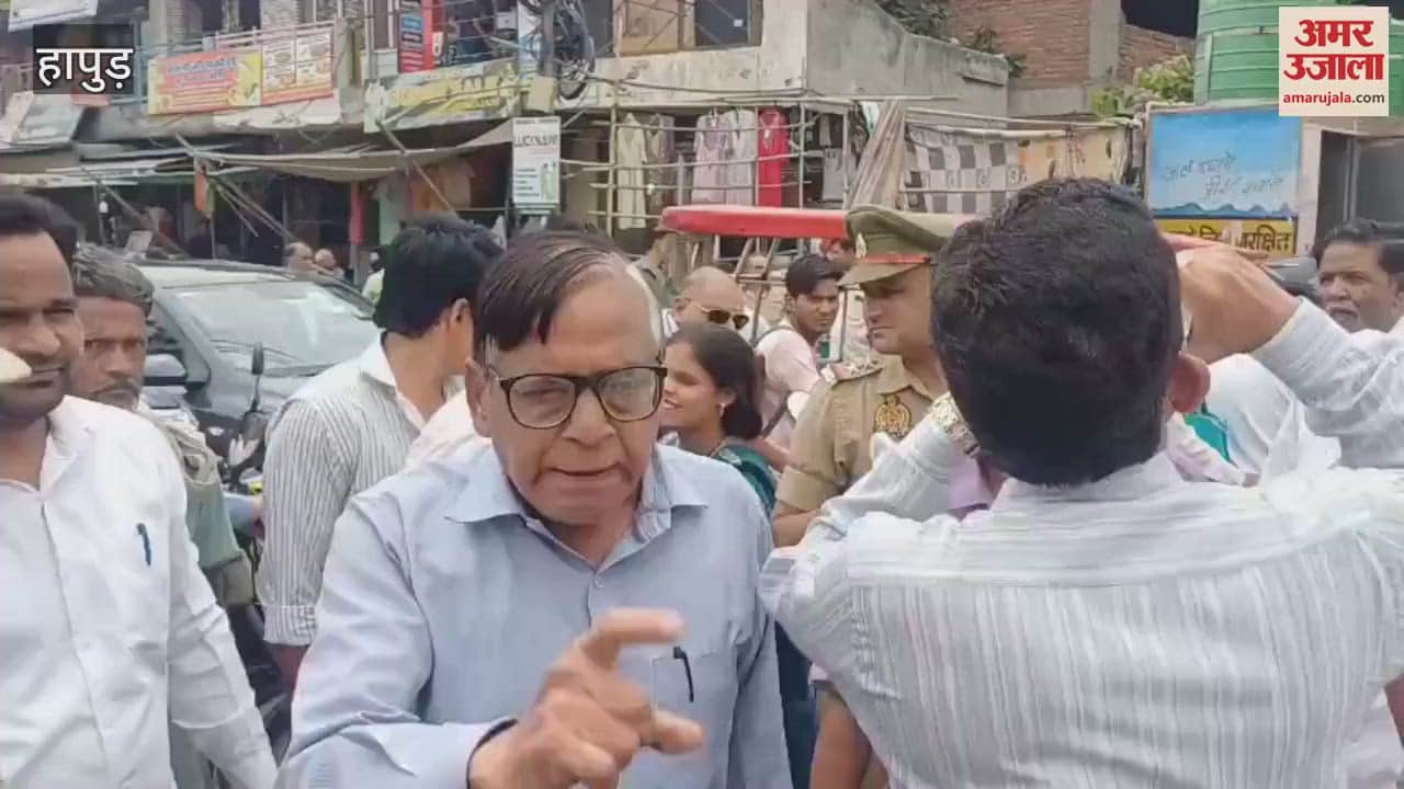 Amidst protests and uproar in Hapur municipality removed encroachment from Gol Market