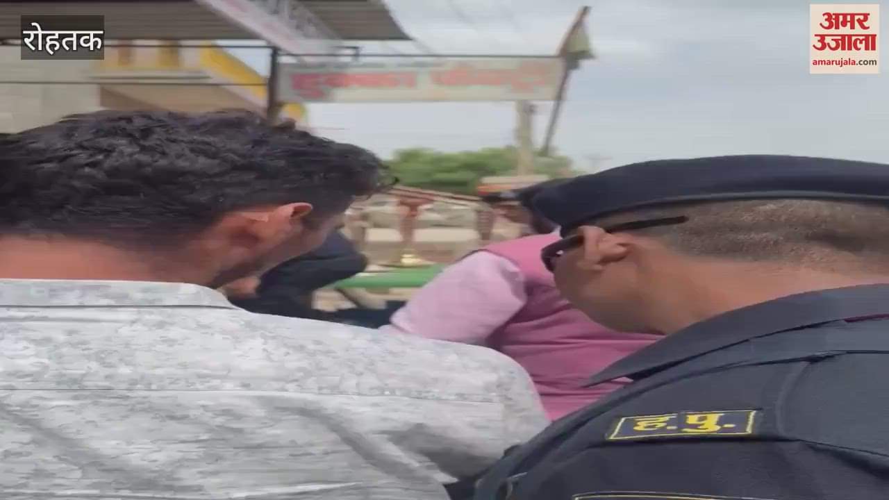 Chief Minister stopped at Bhaini Maharajpur in Rohtak, Charan Singh Rapadia presented a hookah