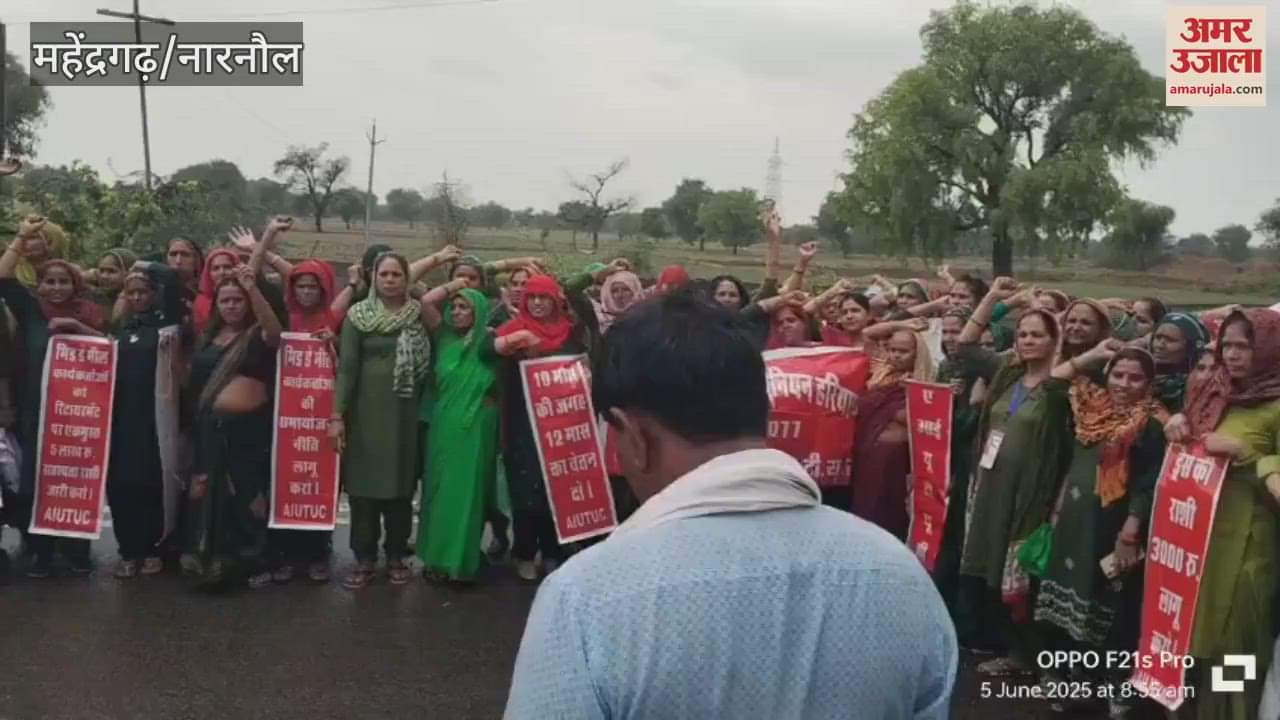 Mid-day meal workers from Narnaul left for Panipat rally, raised slogans regarding their demands