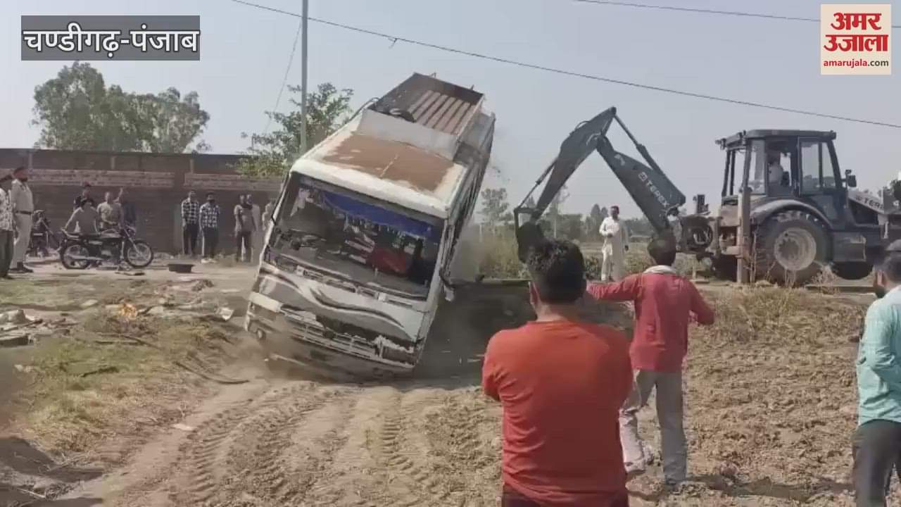 A bus full of passengers overturned in Pathankot, seven got minor injuries