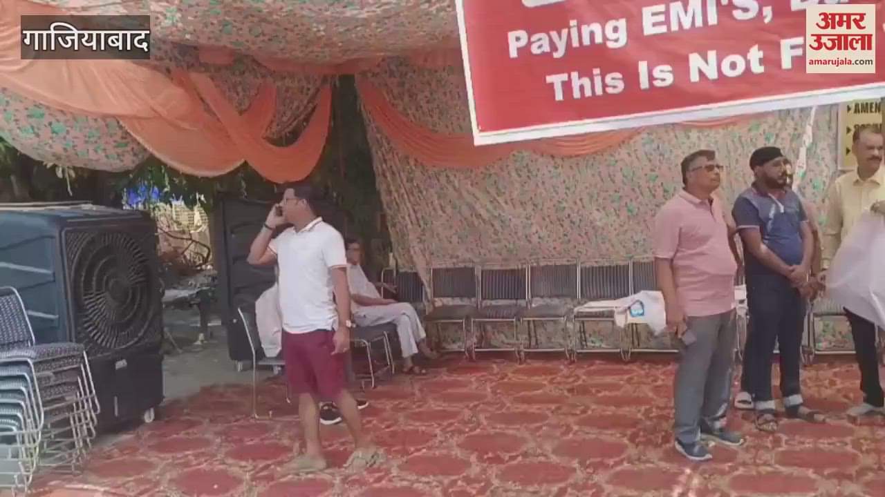 Protest against builder for not getting basic facilities in Vasundhara