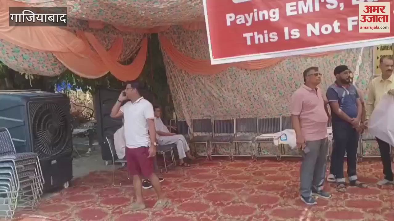 Protest against builder for not getting basic facilities in Vasundhara