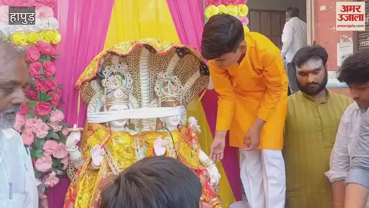 Kalash Yatra was taken out and idols of Lord Shiva family Vishnu and Maa Lakshmi were installed in Hapur