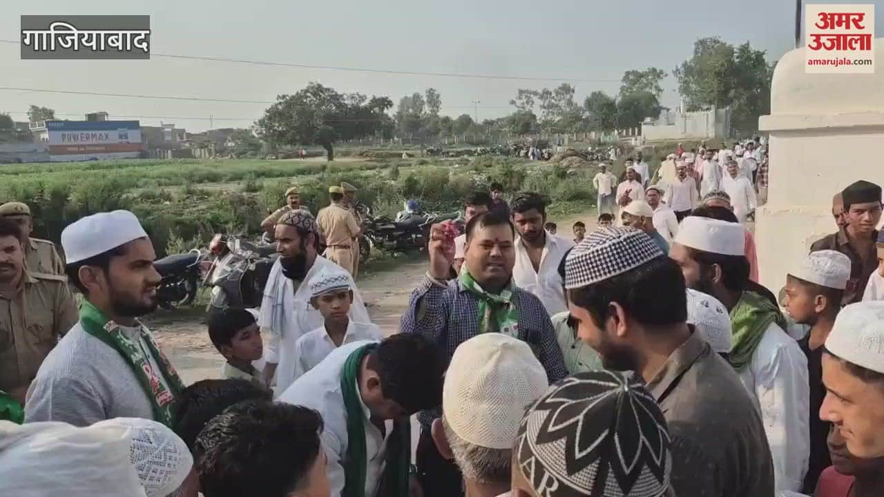 AIMIM workers showered flowers on Namazis in Ghaziabad's Nahal village