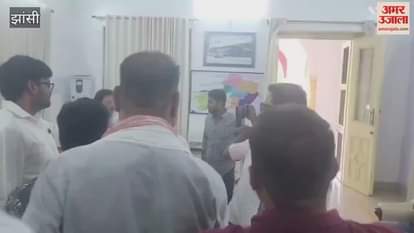 SP workers who came to the Circuit House to point out the shortcomings of the state clashed over 'seat'