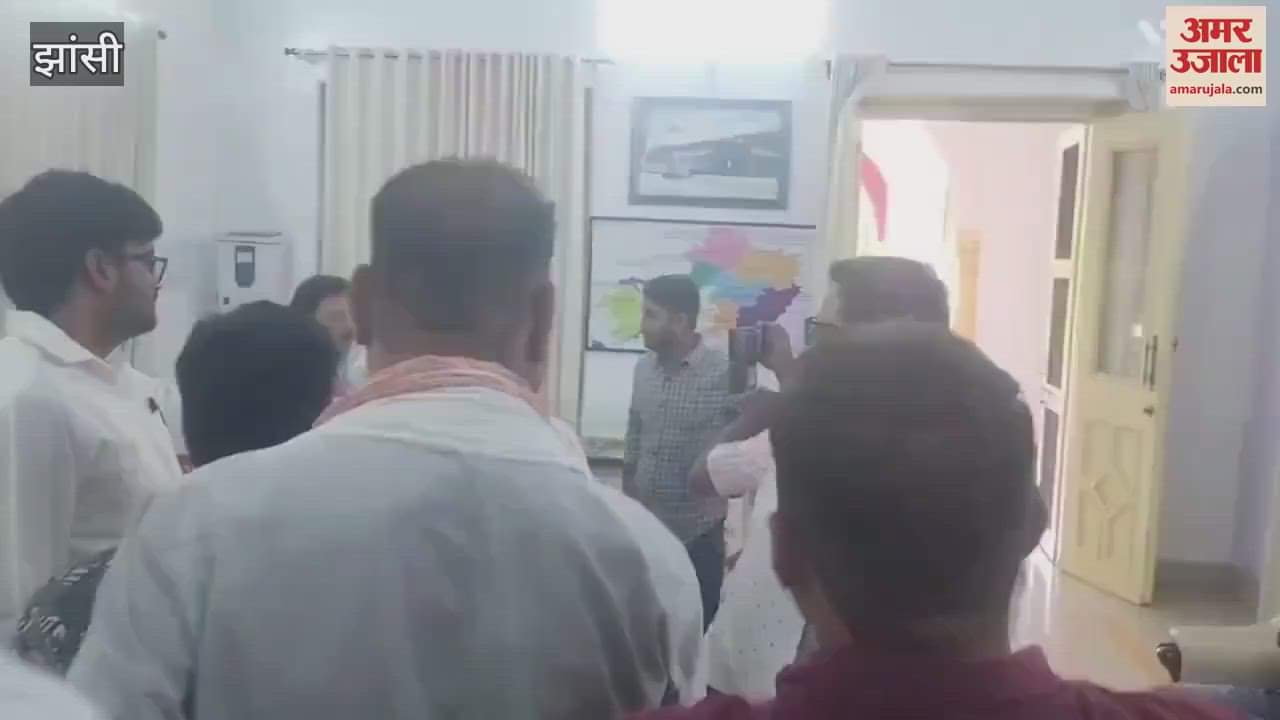 SP workers who came to the Circuit House to point out the shortcomings of the state clashed over 'seat'