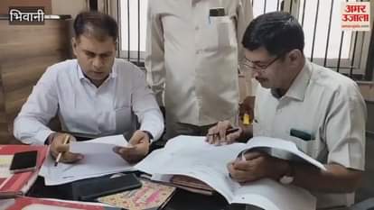 In Bhiwani, the team of Chief Minister's Flying Squad raided the Municipal Council office, four employees were absent