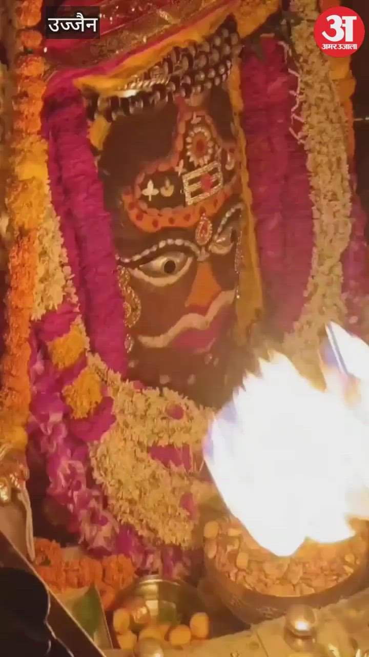 Baba Mahakal was decorated garland of jasmine during Bhasma Aarti, temple decorated flowers