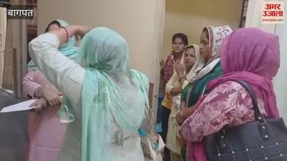 Baghpat: Women's group creates ruckus over not being given ration quota as per standard