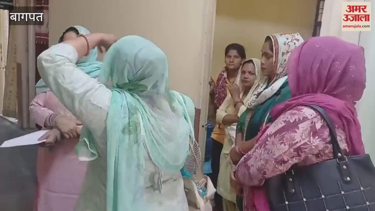Baghpat: Women's group creates ruckus over not being given ration quota as per standard