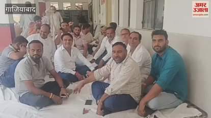 Ghaziabad council members staged a sit-in protest at tehsil headquarters