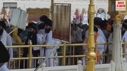 Baba Harnam Singh, head of Damdami Taksal, bowed his head in Sri Harimandir Sahib