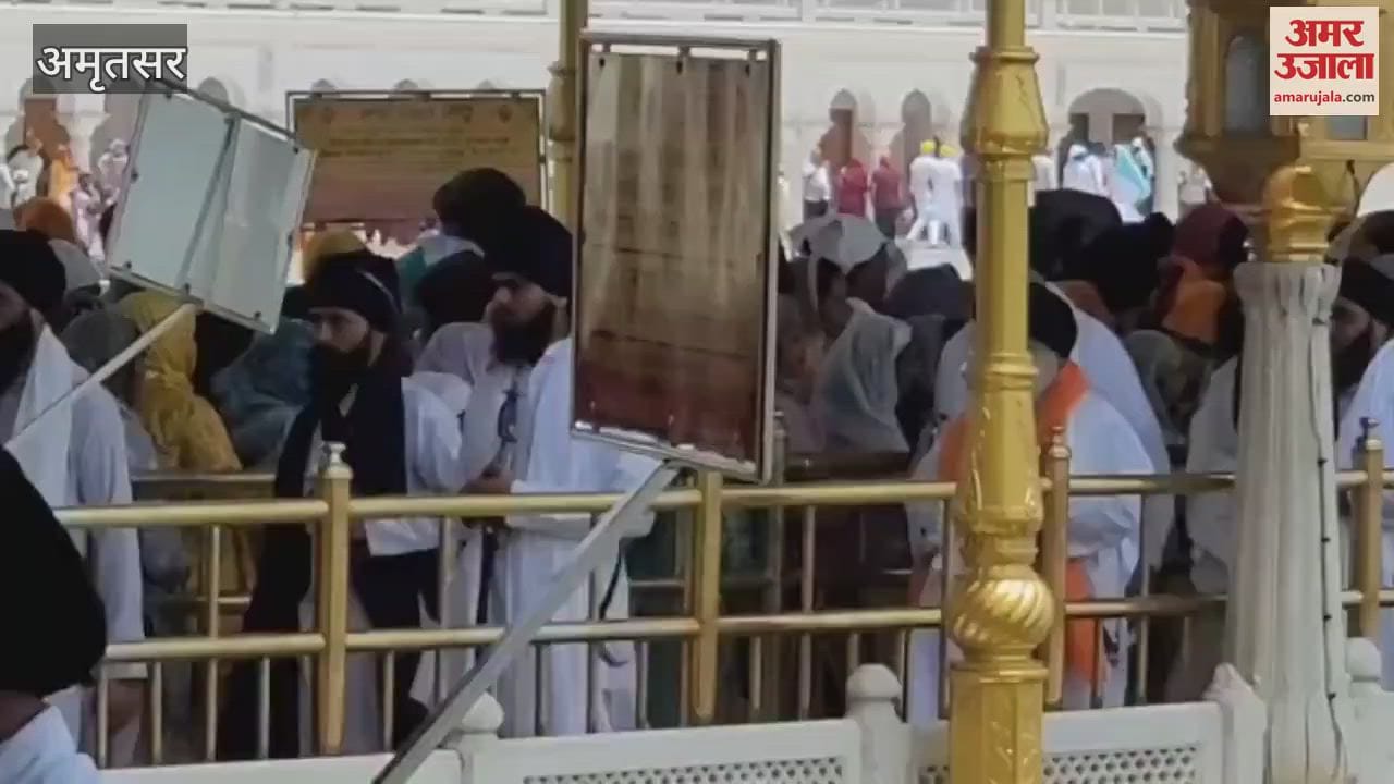 Baba Harnam Singh, head of Damdami Taksal, bowed his head in Sri Harimandir Sahib
