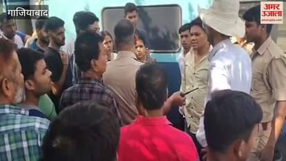 Passengers created a ruckus when train AC broke down at khurja station