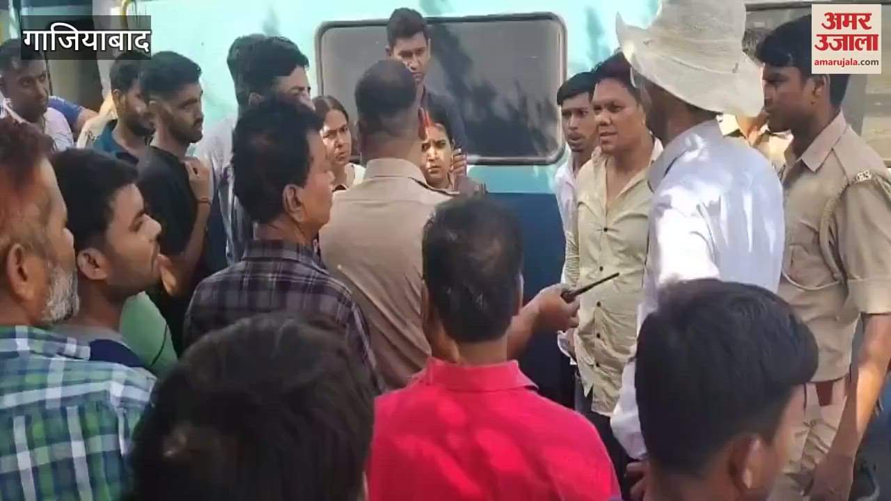 Passengers created a ruckus when train AC broke down at khurja station