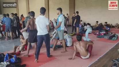 wrestling trials players did not get fans getting air from handkerchiefs and towels watch VIDEO