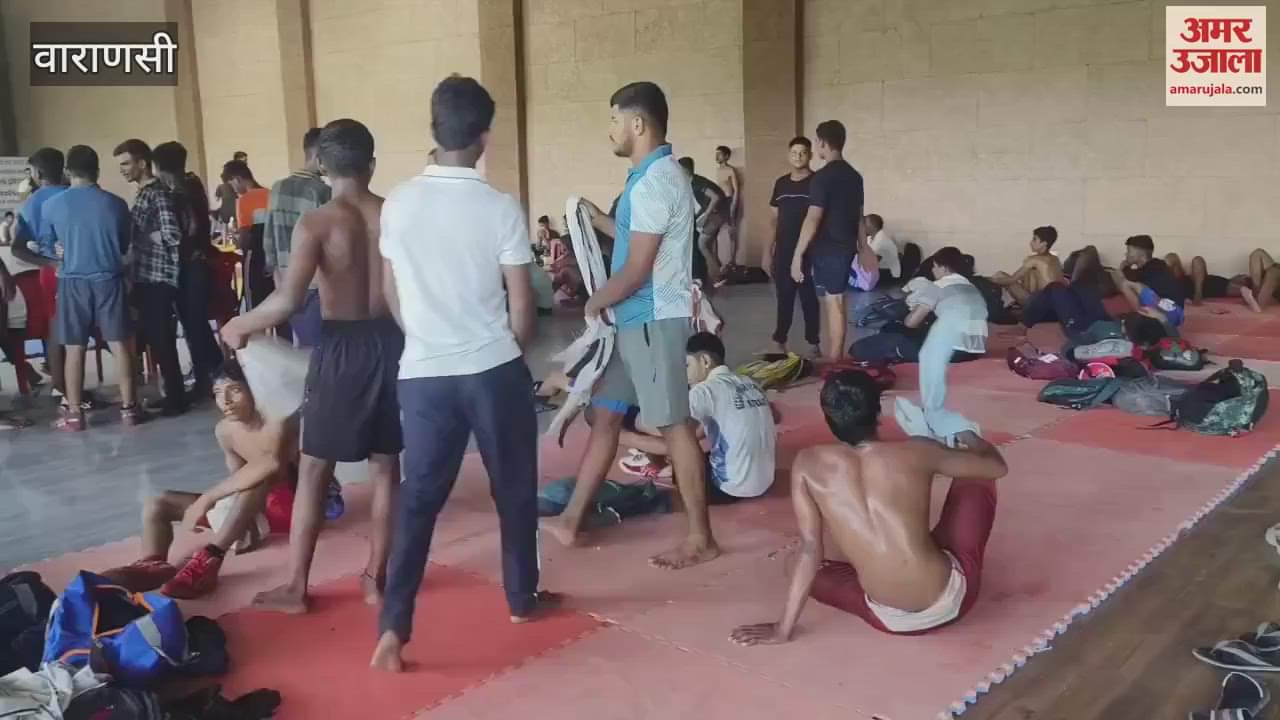 wrestling trials players did not get fans getting air from handkerchiefs and towels watch VIDEO