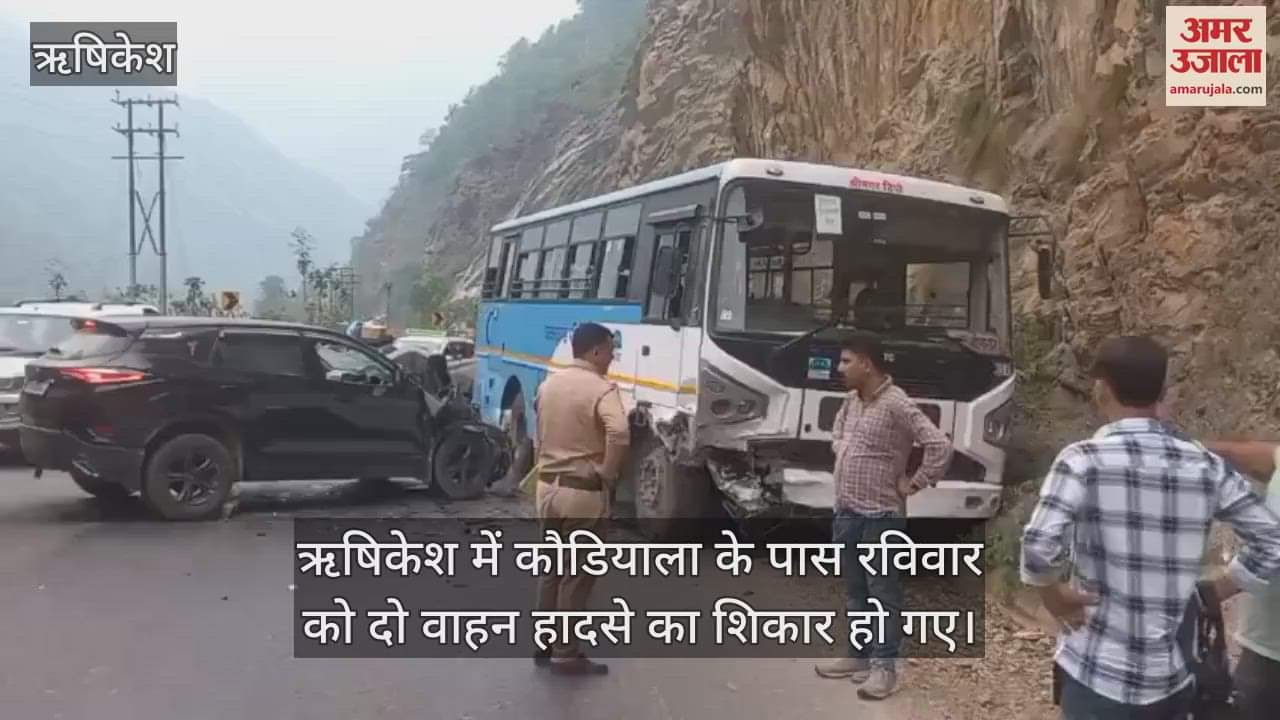 Roadways bus going from Delhi to Gopeshwar and car of passengers from H