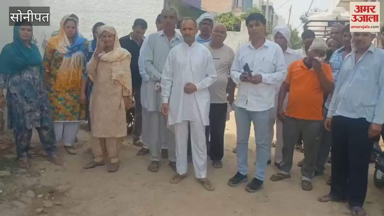 People troubled by unannounced power cuts protested in Sonipat