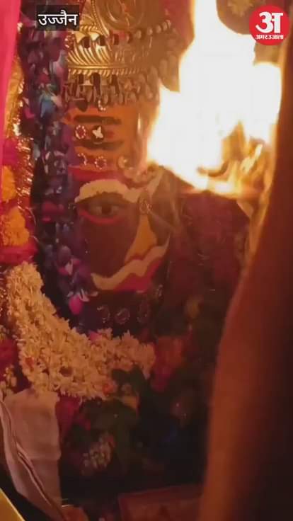 Baba Mahakal adorned Damru garland during Bhasma Aarti, today people darshan Baba Mahakal