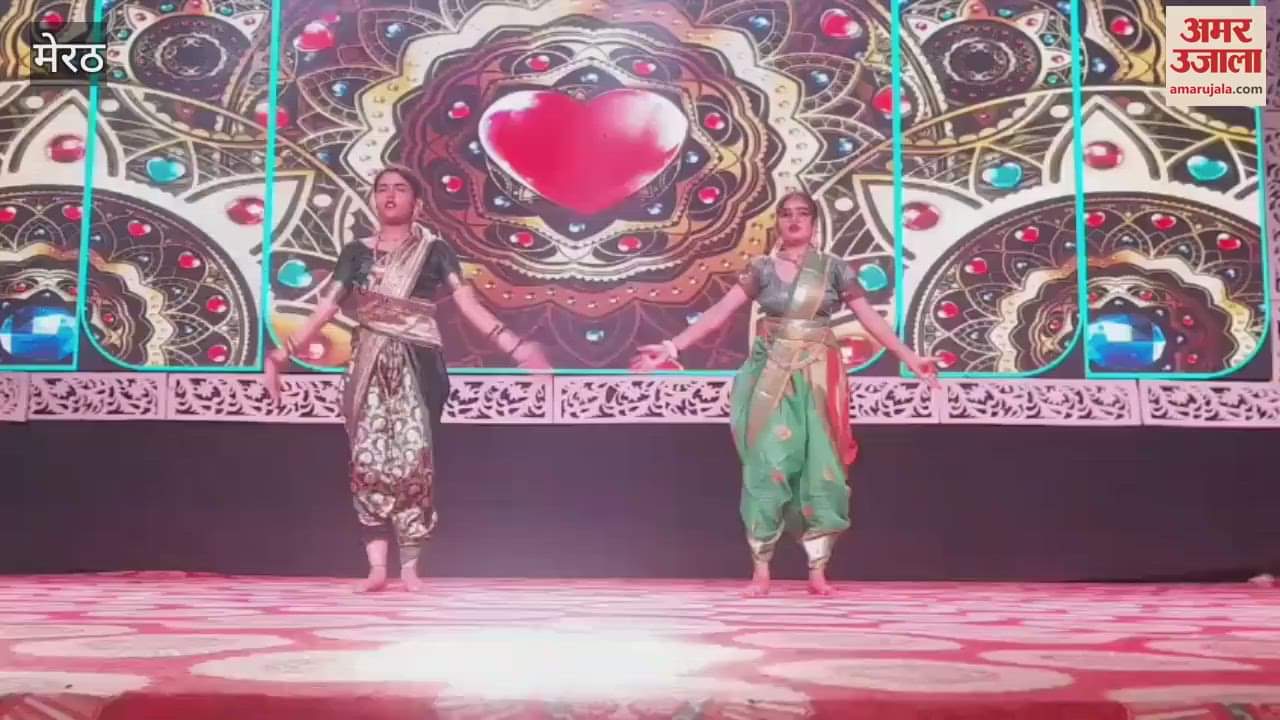 girl students mesmerized the audience with their performance at Patel Mandap of Nauchandi Mela Sthal in Meerut