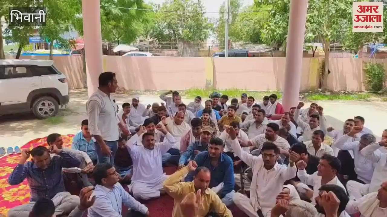 Electricity workers protest against XEN