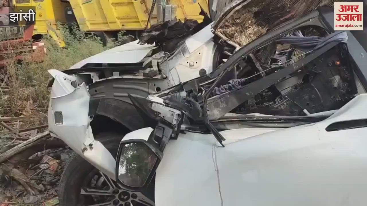 accident in Jhansi Car collided with divider many died