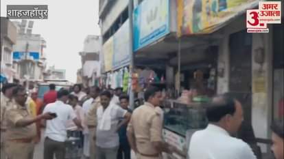 Traders clashed over installing pillars on the road in Khutar